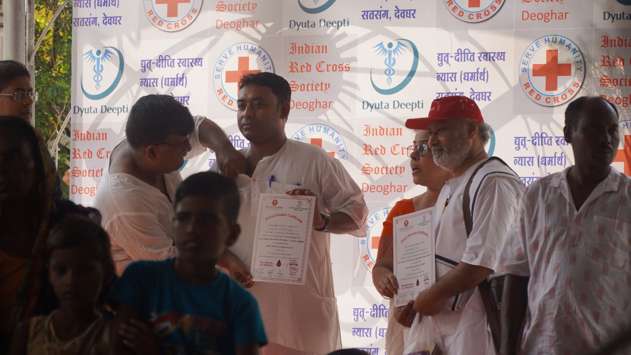 Felicitating Dr. Anirban Bhattacharya after his blood donation